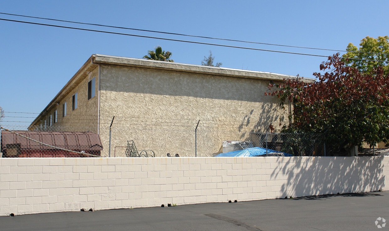 Building Photo - Cherrywood Apartments