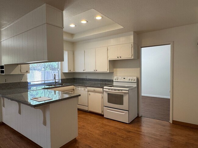 Foto del edificio - Large Four Bed, Two Bath Home In North Stockton