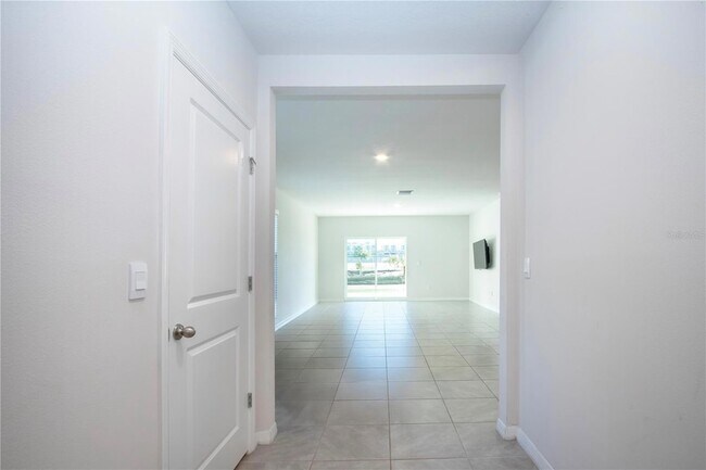 Building Photo - 3513 Hilltop Cir