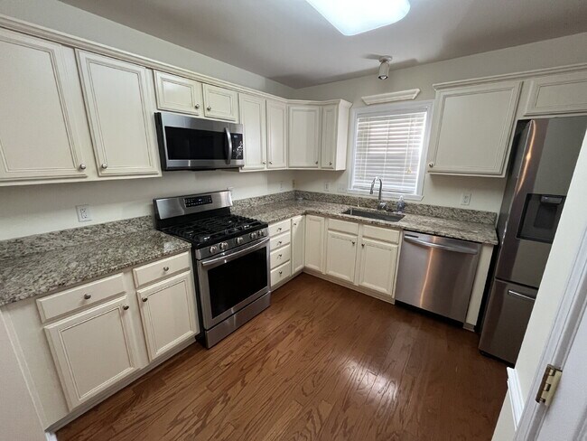 Foto del edificio - "Charming 3-Bed Townhouse with Granite Touches & Cozy Fireplace in Kernersville!"