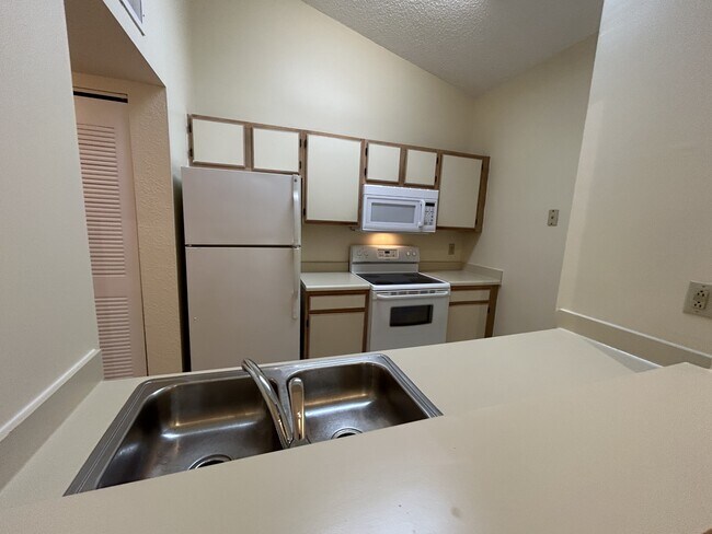 Building Photo - 2890 N Oakland Forest Dr