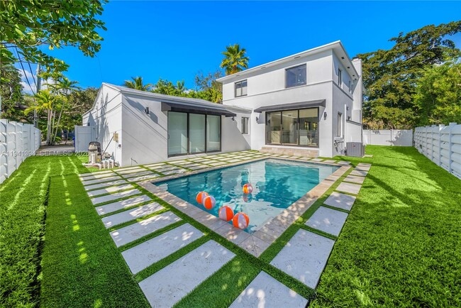 Foto del edificio - 600 NE 57th St