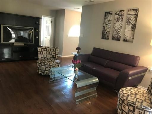 Foto del edificio - 1401 Sweet Briar Ct