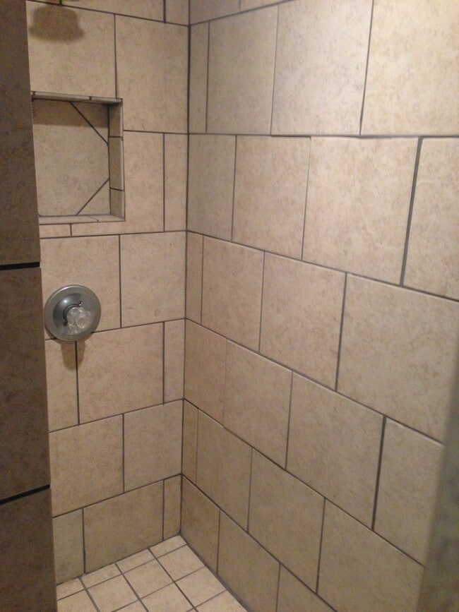 Building Photo - 818 E 9th St