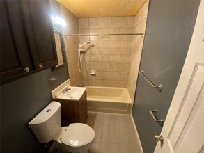 Building Photo - 2103 Holly Dr