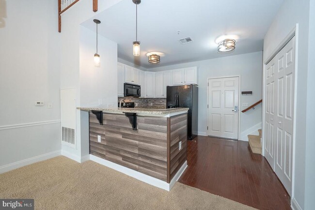 Building Photo - 300 W Elm St