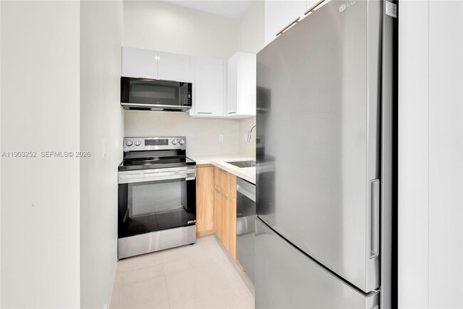 Building Photo - 530 SW 11th Ave