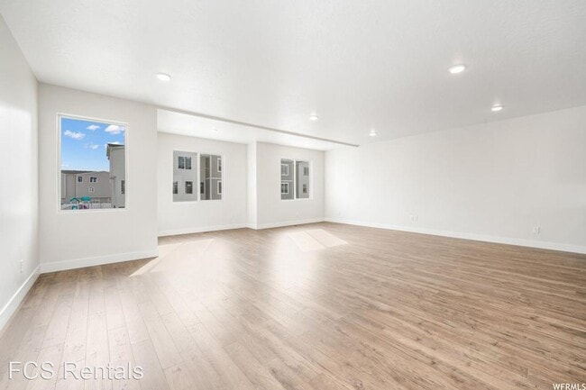 Building Photo - 4 br, 3.5 bath House - 692 E Ryegrass Drive