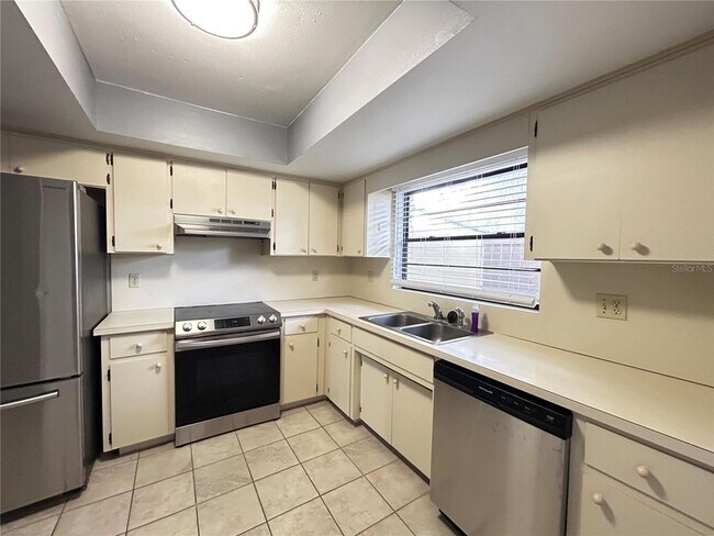 Building Photo - 1026 Medinah Dr