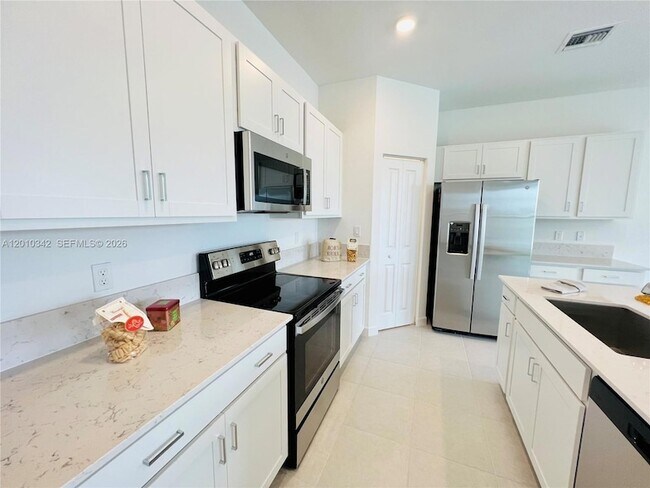 Foto del edificio - 6909 Harbours Edge Ave