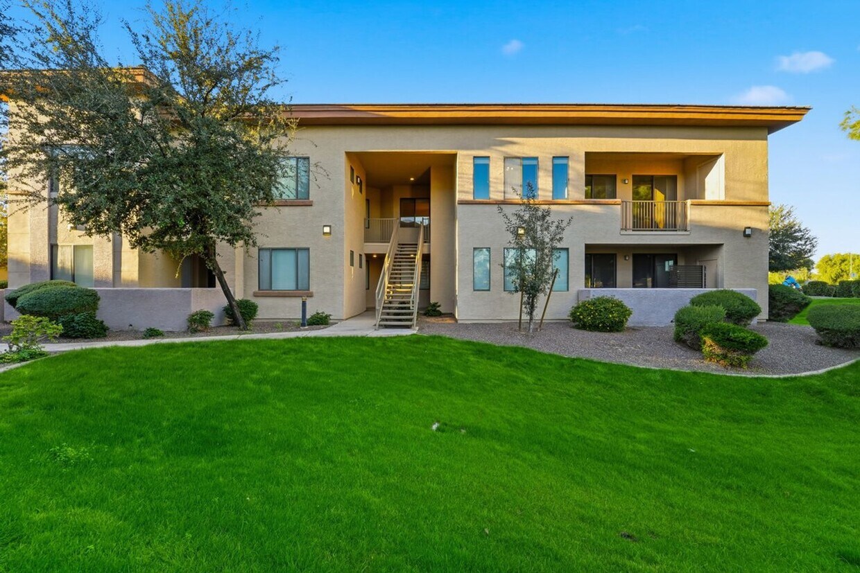 Foto principal - Luxury Gated Condo with Split Floorplan & Walk-In Closets