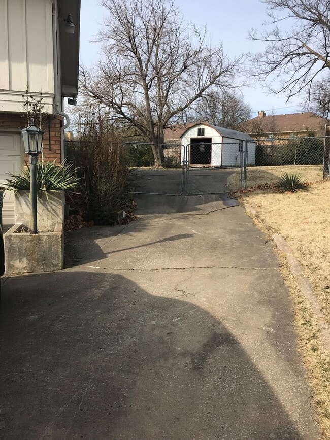 Building Photo - Midtown Hidden Gem With Lots of Space!