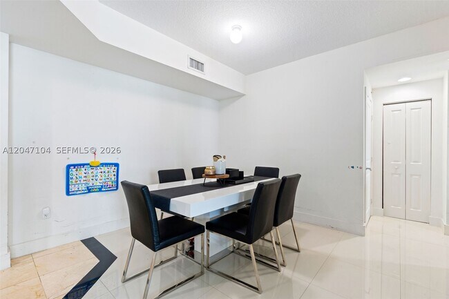 Foto del edificio - 7900 Harbor Island Dr