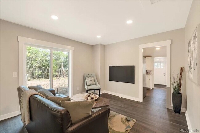 Foto del edificio - 2868 Benton St