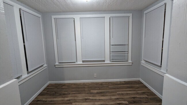 Foto del edificio - For Rent: 2-Bedroom, 1-Bathroom Townhouse ...