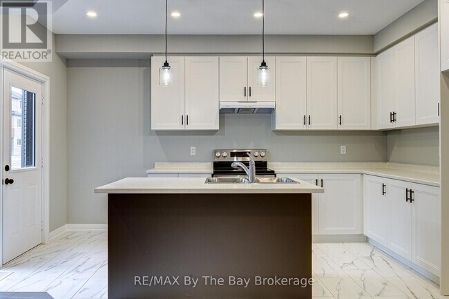 Building Photo - 61 Frederica Cres