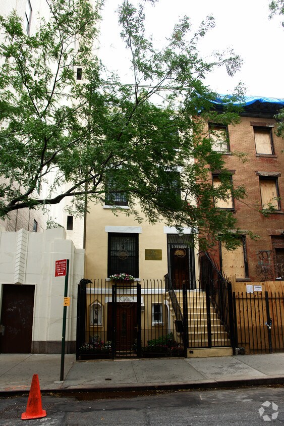Primary Photo - 423 W 50th St