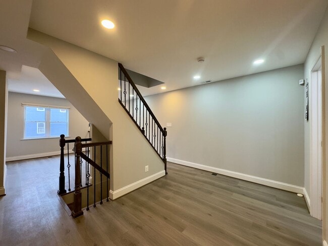 Foto del edificio - Fully-Renovated 3 Bedroom/2.5 Bathroom with In-Unit Laundry near Highlandtown, Baltimore, MD!