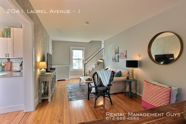 Foto del edificio - Updated Duplex Across from St. Thomas