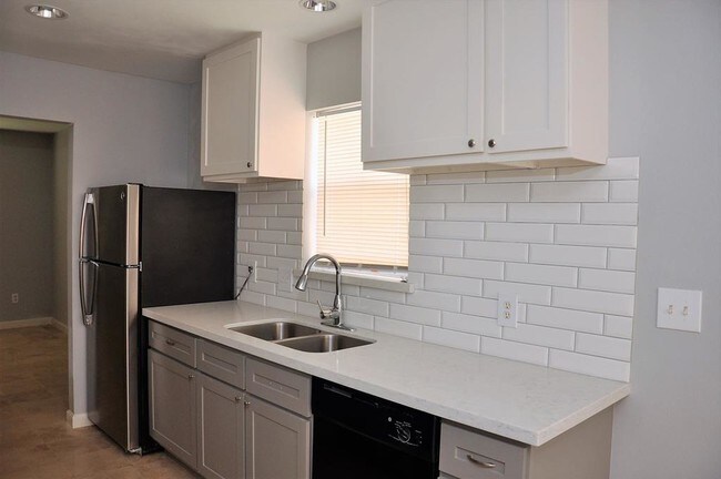 Building Photo - 10306 Helmsdale St