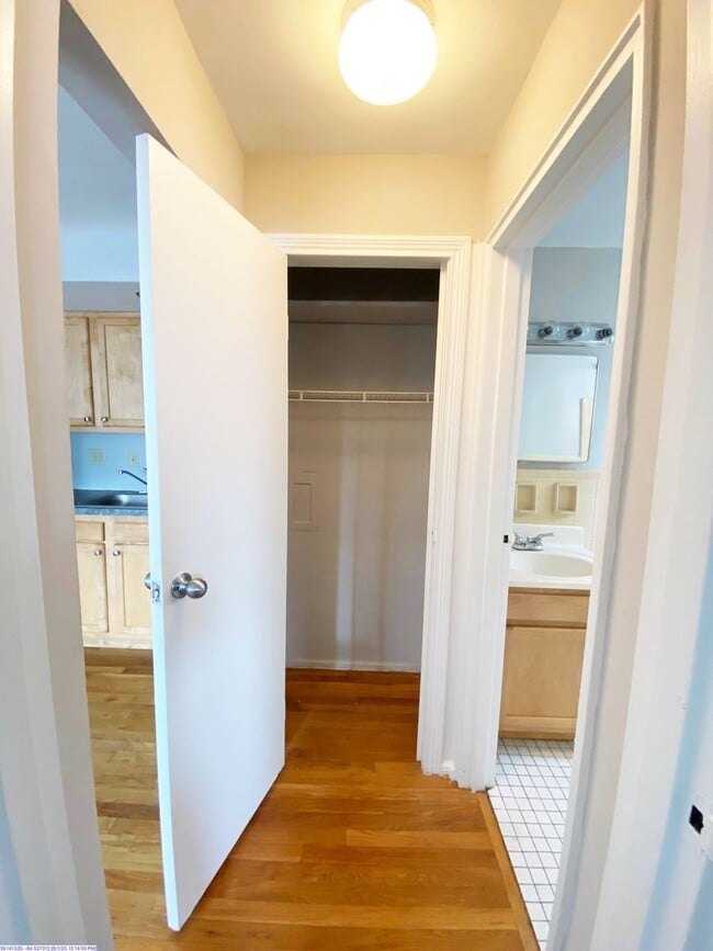 Foto del edificio - 566 Lowell Ave