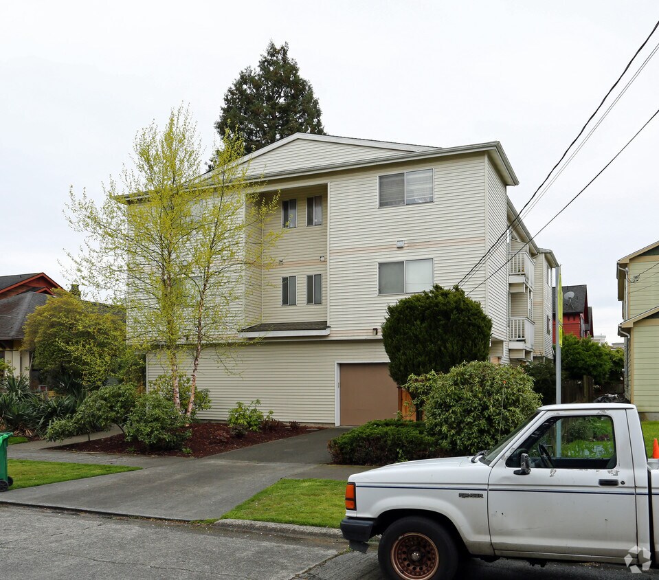 Primary Photo - 1531 Apartments