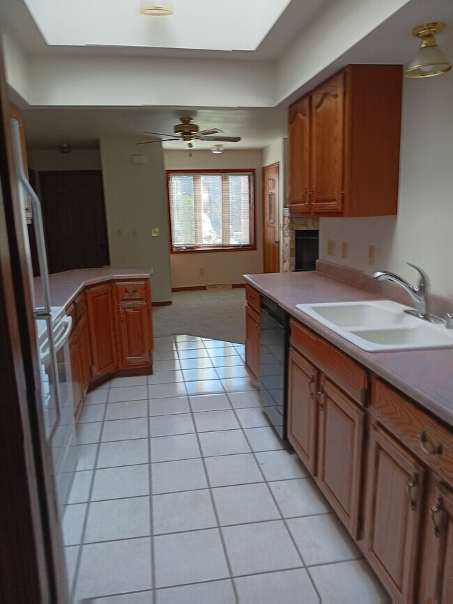 402 Glen View Ln Unit Deluxe Condo, Slinger, WI 53086 Condo for Rent