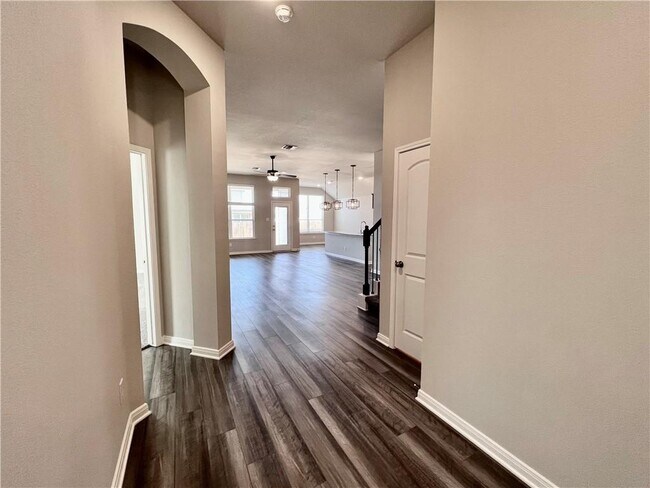 Foto del edificio - 908 Fallbrook Dr