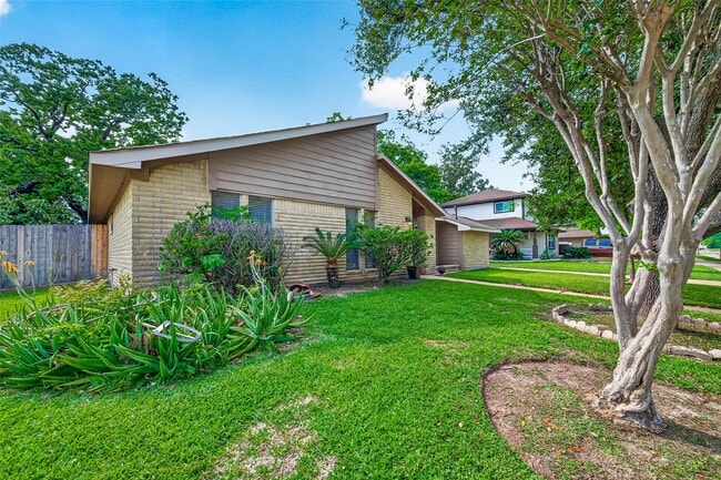 Building Photo - 7403 Shady Vale Ln