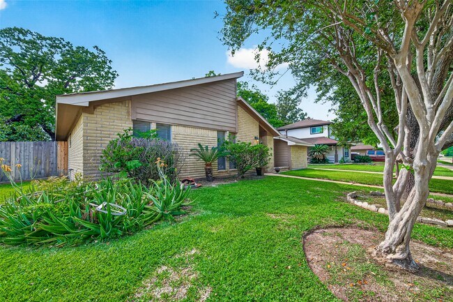 Foto del edificio - 7403 Shady Vale Ln