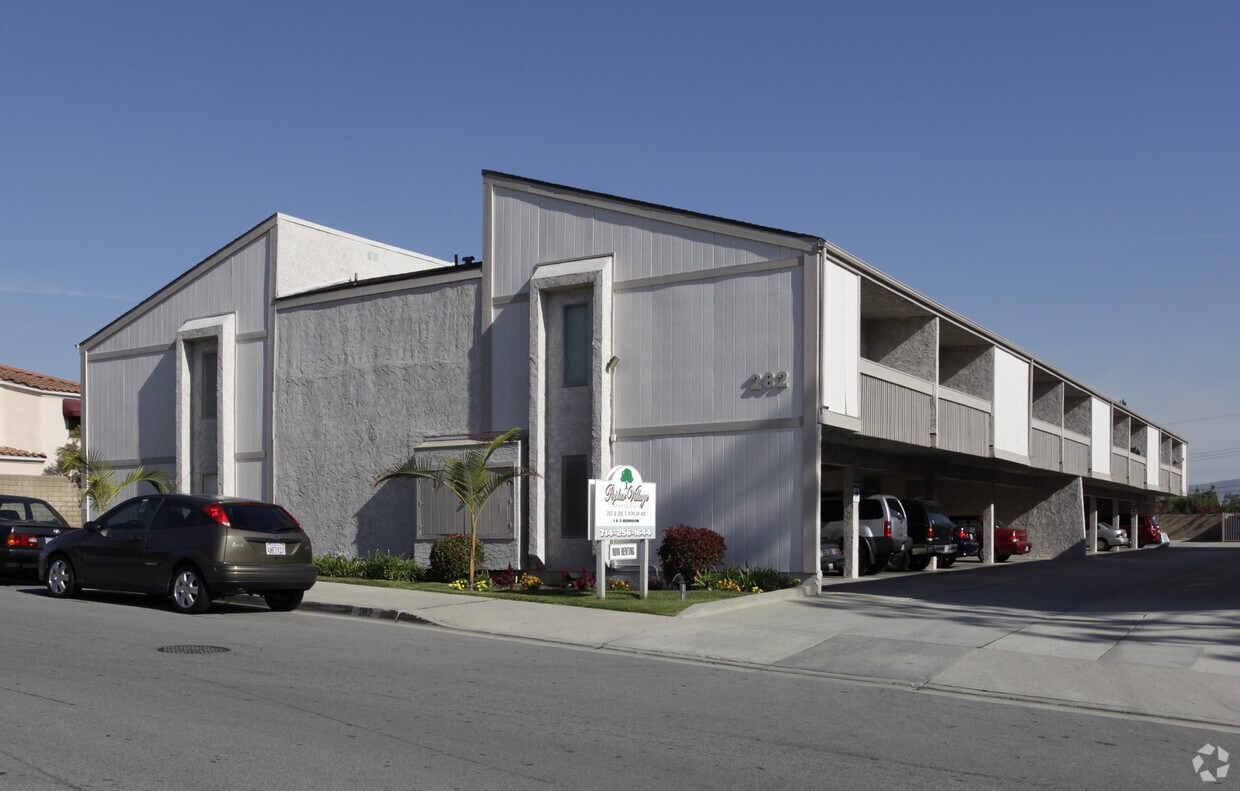 Foto del edificio - Poplar Village