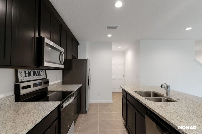 Building Photo - Spacious 4BR Townhome in Groveland