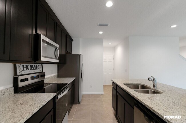 Building Photo - Spacious 4BR Townhome in Howey in the Hill...