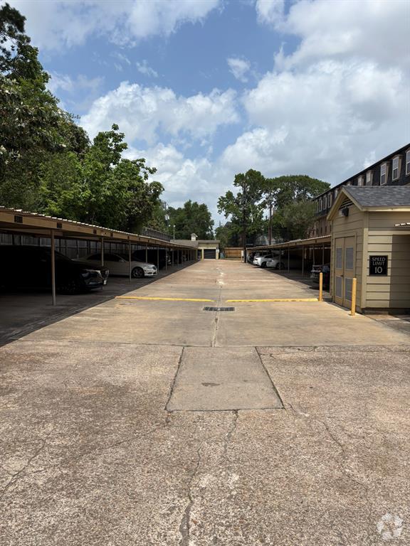 Building Photo - 357 N Post Oak Ln