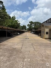 Building Photo - 357 N Post Oak Ln