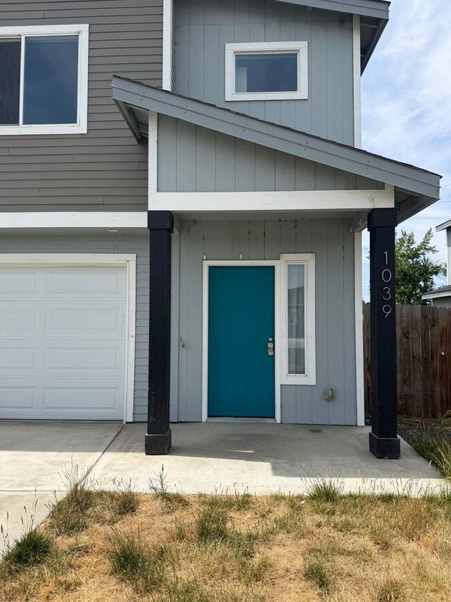 Building Photo - 1039 NE Emerald Dr