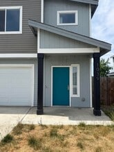 Building Photo - 1039 NE Emerald Dr