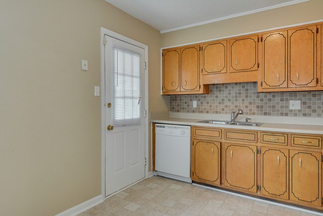 Building Photo - Beautiful Five Bedroom