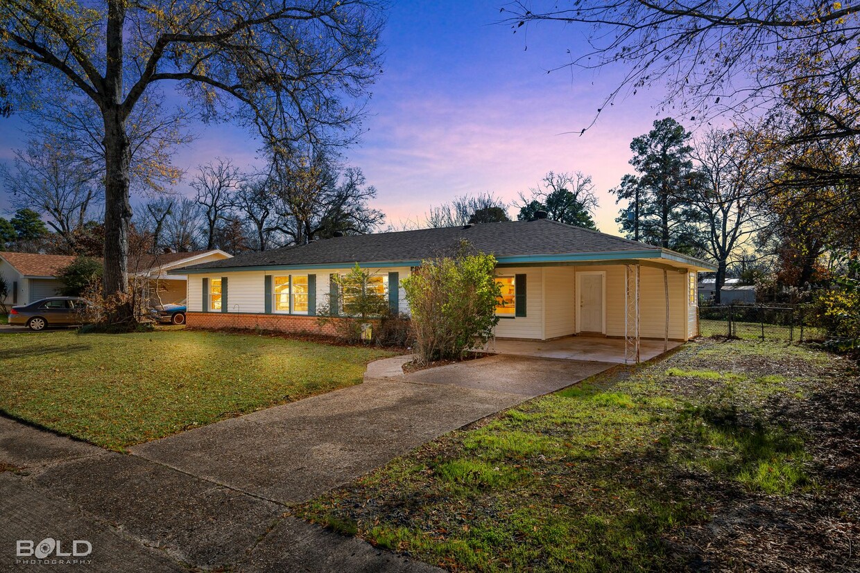 Primary Photo - 3 bedroom 1 bath Southern Charm