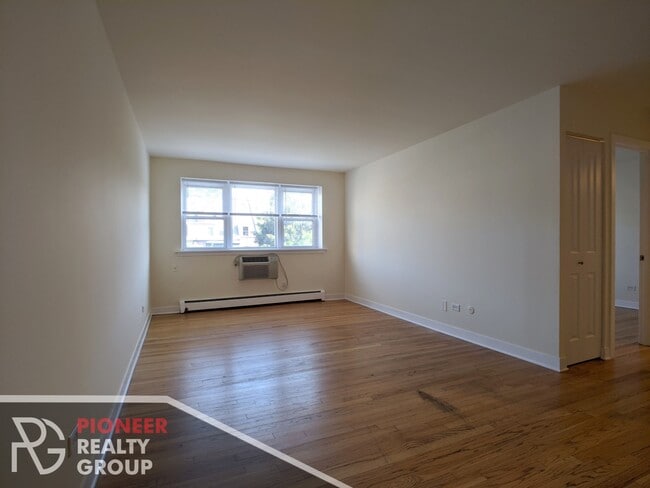 Building Photo - 643 W Wrightwood Ave