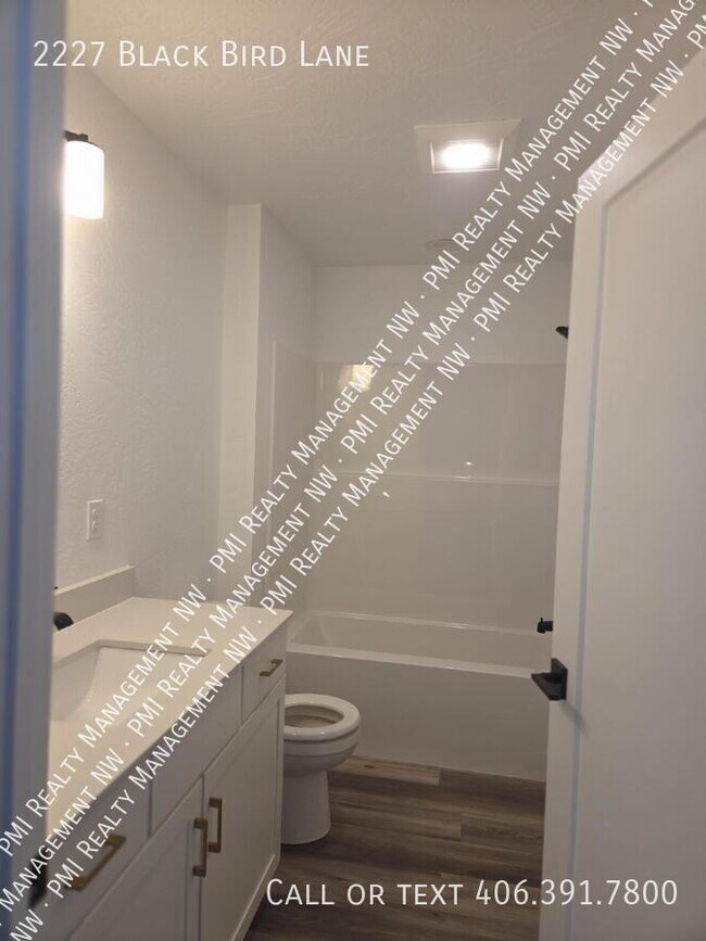 Foto del edificio - 2227 Black Bird Ln