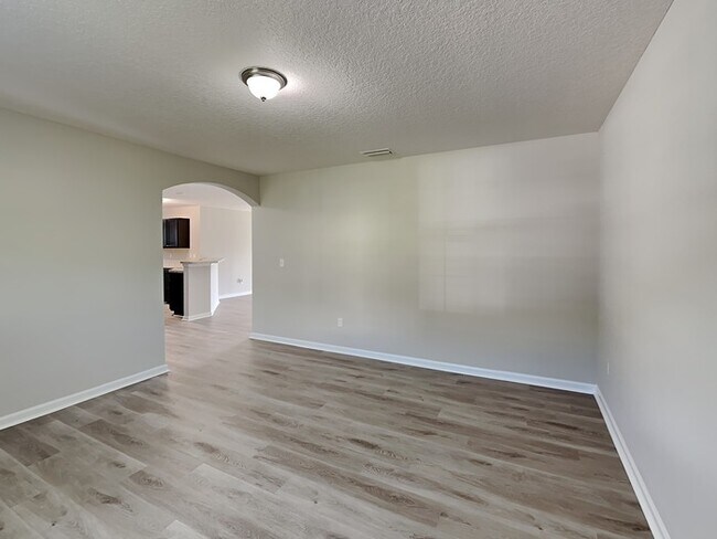 Building Photo - Ready to Move in