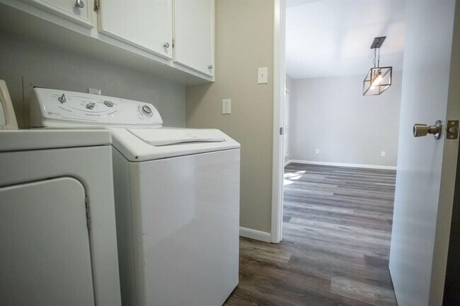 Foto del edificio - 2301 Mistletoe Dr