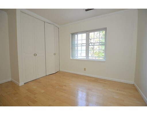 Foto del edificio - 104 Lake Shore Rd