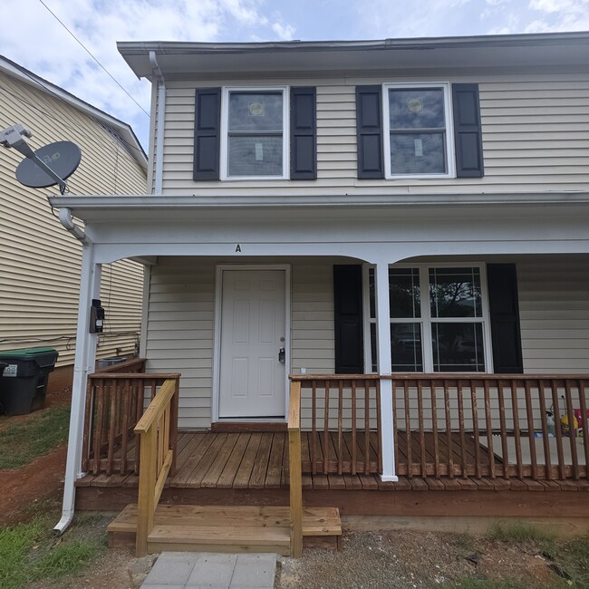 Building Photo - 1324 Riverdale Dr