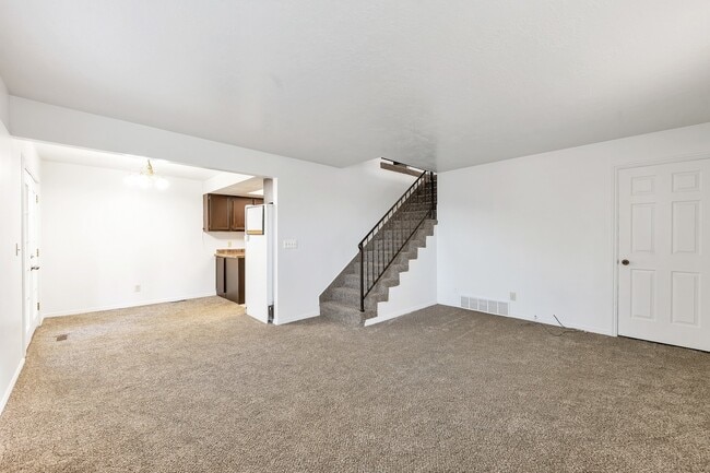 Building Photo - 2 Story Pet Friendly Duplex - 3 Bed - 2.5 Bath - Available on June 3rd!
