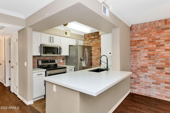 Foto del edificio - 2025 E Campbell Ave