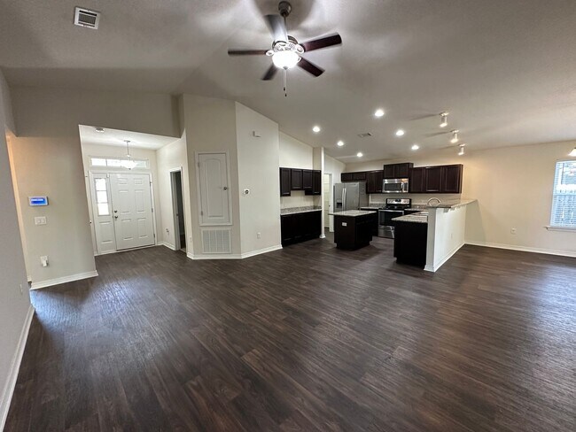 Building Photo - 4 bedroom 2 bath craftsman style home for ...