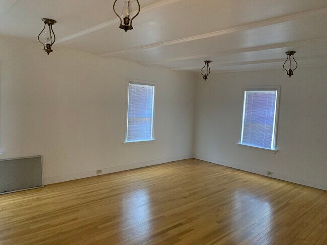 Living room - 716 E 3rd Ave