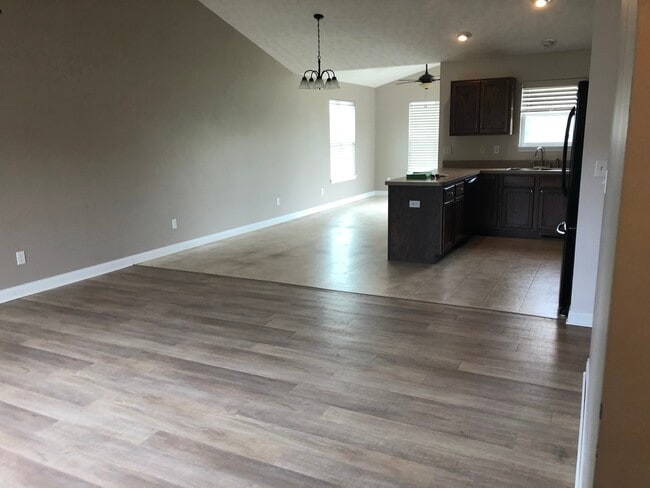 Building Photo - 6593 Majestic Dr
